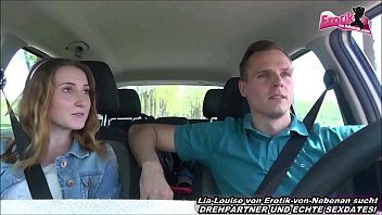 das Mädchen, das guten Sex mit einem Mann mit einem großen Schwanz hat