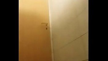 Jouer un corbeau se déplace bien nu sur le chat vidéo car elle sait le faire le mieux