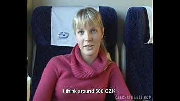 Abspielen Die tschechische Freundin gibt im Zugabteil einen Blowjob