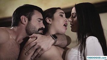 Reproducir Pizdulice con piercing en la lengua no puede quitarse el pene lleno de bolas del cuñado