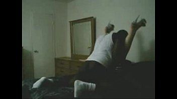 Redă Sex homemade cu o pizdulice tatuata care sare in penisul pe canapea