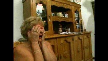 Reproducir El enmascarado se folla el coño de una anciana y luego le practica sexo oral