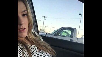 Jouer L'adolescente a des relations sexuelles dans sa chambre d'amour avec l'homme plus âgé qu'elle