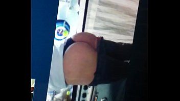 Redă Se masturbeaza la un video cu curva lui in lenjerie intima
