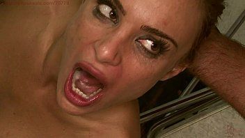 Abspielen Er bindet sie an das Körperseil und steckt sie mit seinem Mund in seine Schwanz-Oral-XXX-Filme