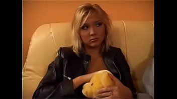 Odtwórz 2 rosyjskie dziwki zostają złapane za penisa we Włoszech