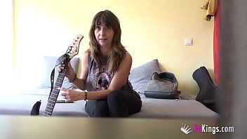 Riproduci Suona la chitarra per una ragazza di 38 anni e dopo che volevano un sesso profondo - film xxx
