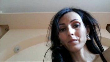 Redă Amatoare frantuzoaica isi introduce lenjerie intimai in pizdulice