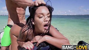 Riproduci XXX in mare in acqua con l'attrice XXX