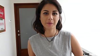 Redă Are pizdulice cu floci dar merge de o penisul doua