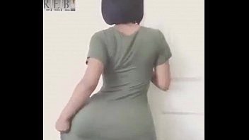 Reproducir La morena excitada baila sensualmente