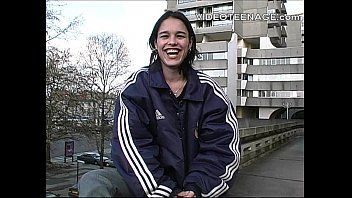Odtwórz Gorąca brunetka pokazuje swoje kształty na kastingu