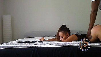 Afspelen Sexy Spaanse vrouw gepenetreerd in het openbaar in een pornhub-pornoclip