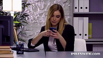 Abspielen Frauen zum Reiben auf Pizza