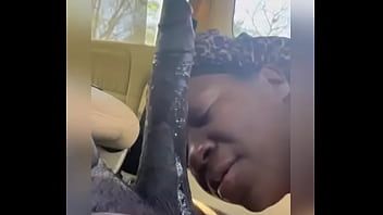 Riproduci Video di sesso sensuale di un'adolescente amorevole che succhia il pene