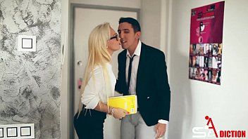 Riproduci Tenero film xxx con avvocati biondi in ufficio