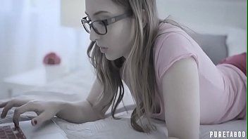 تشغيل تذهب بسرعة إلى غرفة النوم لأنها تضطر إلى لعق قضيب رجل كاذب