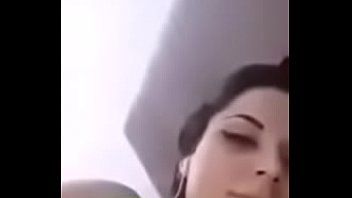 Riproduci Catalina si masturba ripetutamente