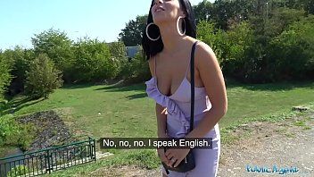 Reproducir La mamada más bella con una morena a la que le gusta hacerlo en la hierba verde