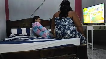 Reproducir Está molesto porque su novia está teniendo sexo con un hombre que no conoce.