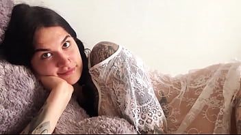 Redă Jocul cu penisul in gat dupa care este transferata in pizdulice o face pe aceasta satena