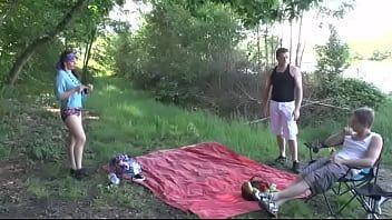 تشغيل الرجال يمارسون الجنس مع كسسهم ولكن أيضًا حلقها الآن