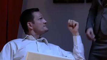 الفتاة ذات الصدور الكبيرة المليئة بالوشم ذات الحمار الكبير واللحمي تجلس في عدة أوضاع عندما