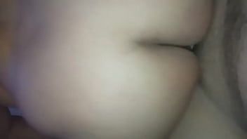 Jouer La belle étudiante au cul arrondi et aux gros seins qui adore