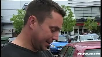 Abspielen Er muss ihre Muschi lecken und sie dann ficken