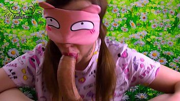 Abspielen Das geile Mädchen fand Gefallen an dem Penis
