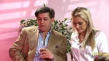 Reproduzir Xxx em um grupo no escritório com uma loira gostosa e uma garota da aldeia que quer ser