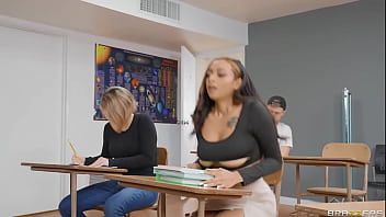 Abspielen Weitere Studentinnen werden von einem Lehrer, der sie alle in einer Gruppe ficken will, in den Arsch und in die Fotzen gefickt