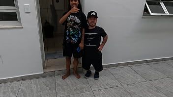 Reproduzir Ela se dá muito bem com seu cachorro consertado porque ela adora