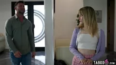 تشغيل ابنة الزوجة المراهقة البالغة من العمر 18 عامًا، ديمي هوكس، تحصل على الضرب الخشن من زوج الأم