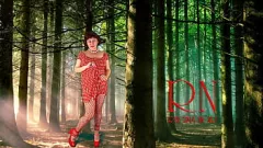 Redă O secretară brunetă înaltă fură spectacolul: o performanță solo surprinzătoare