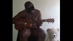 Jouer Guitar God in Insect Eyeglasses se fraye un chemin vers l'orgasme freestyle