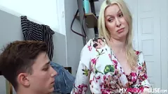 Redă Busty MILF Sydney Paige călărește și înghite penisul tare al fiului vitreg