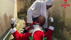 Reproduzir Especial de Natal da Nigéria: adolescente gostoso é atingido por um enorme galo negro