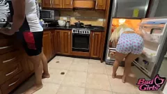 Redă Conversația fierbinte cu mama vitregă blondă se termină cu o creampie anală uriașă