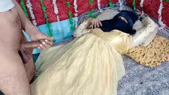 Redă Prima noapte sălbatică a miresei Desi: sex greu cu penisul mare al mirelui indian în rochie galbenă
