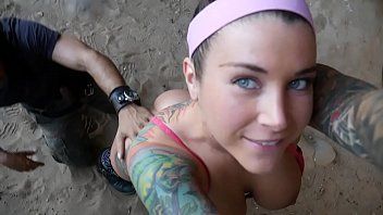 Reproduzir Pornografia com uma morena no deserto penetrada pelo marido em pé