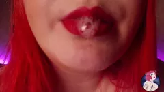 Jouer BBW potelée tatouée avec d'énormes seins joue et suce pour jouer à la broche