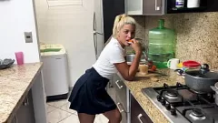 Reproducir Padrastro se folla a su hijastra perezosa a lo perrito por saltarse las tareas de cocina