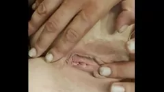 Reproducir MILF morena te vuelve loco con dedos y masturbación de coño afeitado