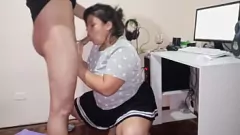 Afspelen Hardcore MILF stiefmoeder betrapt op voyeuristische wijze terwijl ze intense pijpbeurten geeft