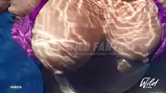 Reproducir Filipina al aire libre se masturba mostrando su cuerpo con curvas y sus grandes tetas
