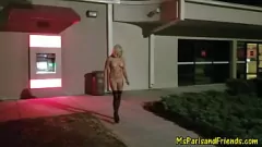 Redă MILF blondă fulgerează și se dezbrăcă într-o compilație publică