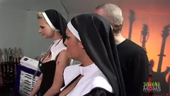 Odtwórz Zakazana orgia niegrzecznych zakonnic: pończochy, wytryski, duże piersi