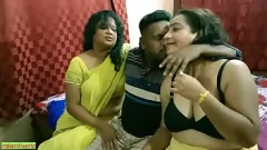 Abspielen Desi-Dreier: Indischer Junge mit rasierter Muschi fickt MILF Bhabhi Hardcore!