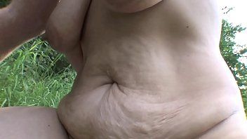 Jouer Petite amie avec de la cellulite a du mauvais sexe sur l'herbe humide et verte